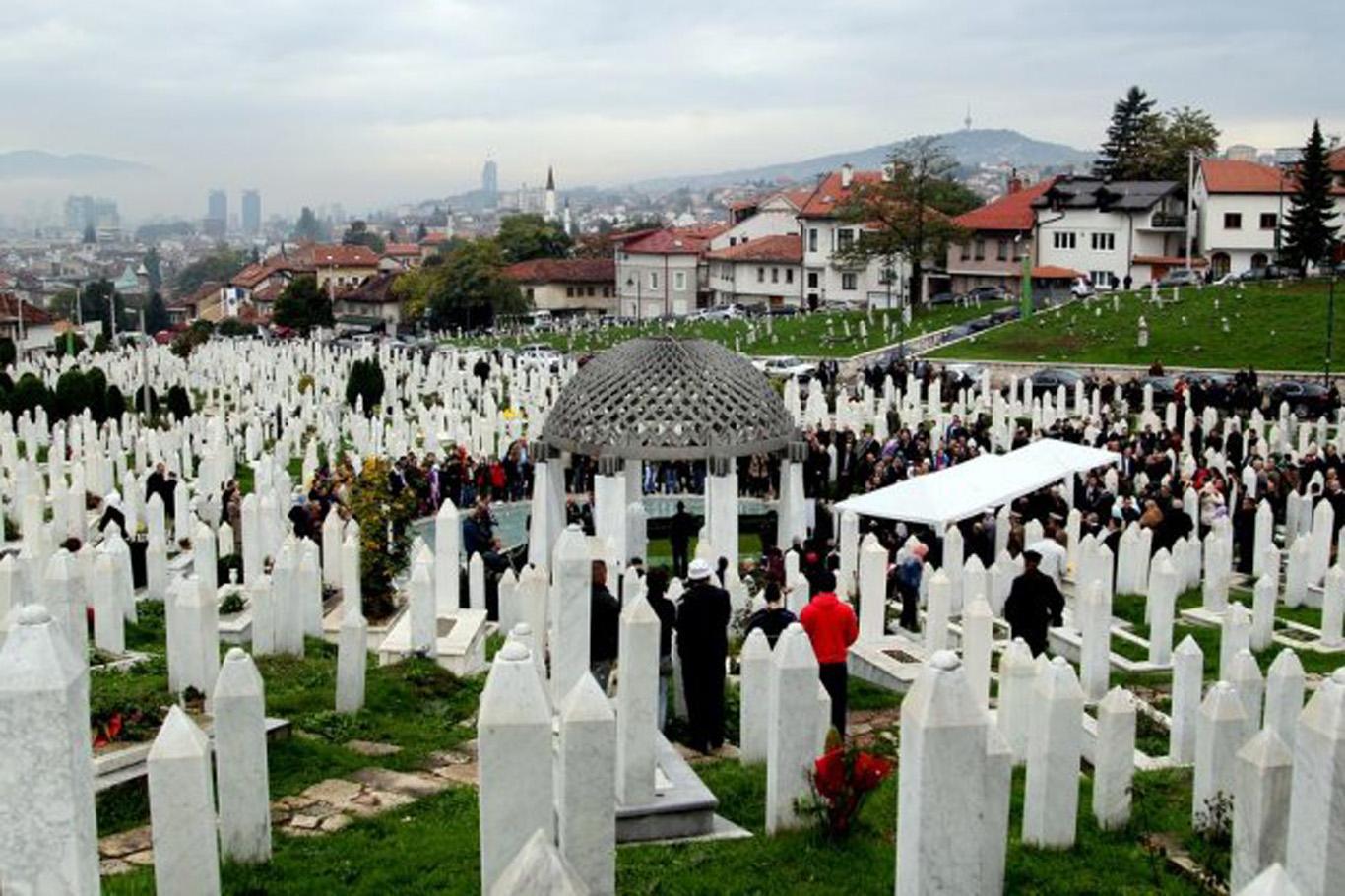 Aliya İzetbegoviç kabri başında anıldı Aliya İzetbegoviç kabri başında anıldı